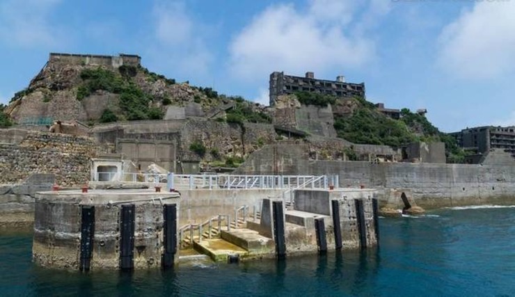 日本出了个荒废40年的"鬼岛"!遍地高楼无人住