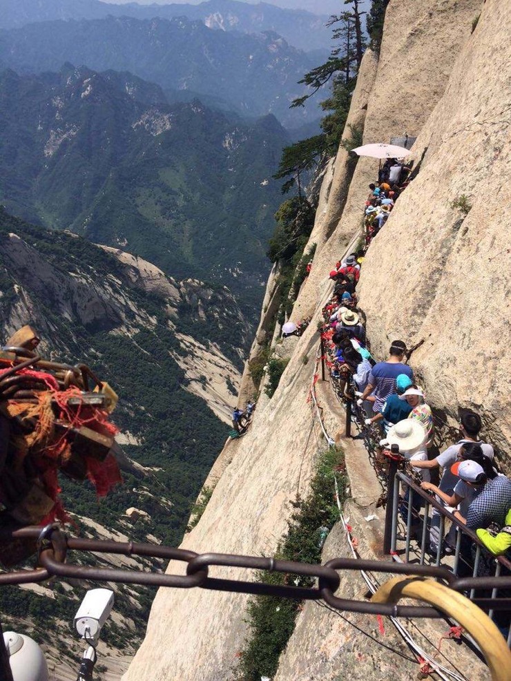 在中国,要说最危险的长空栈道就要属华山的长空栈道,也是世界上有名的