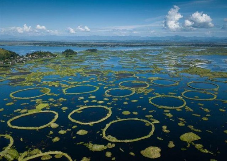 罕见湖泊: 4000人住在浮岛 每到旱季就沉到湖底