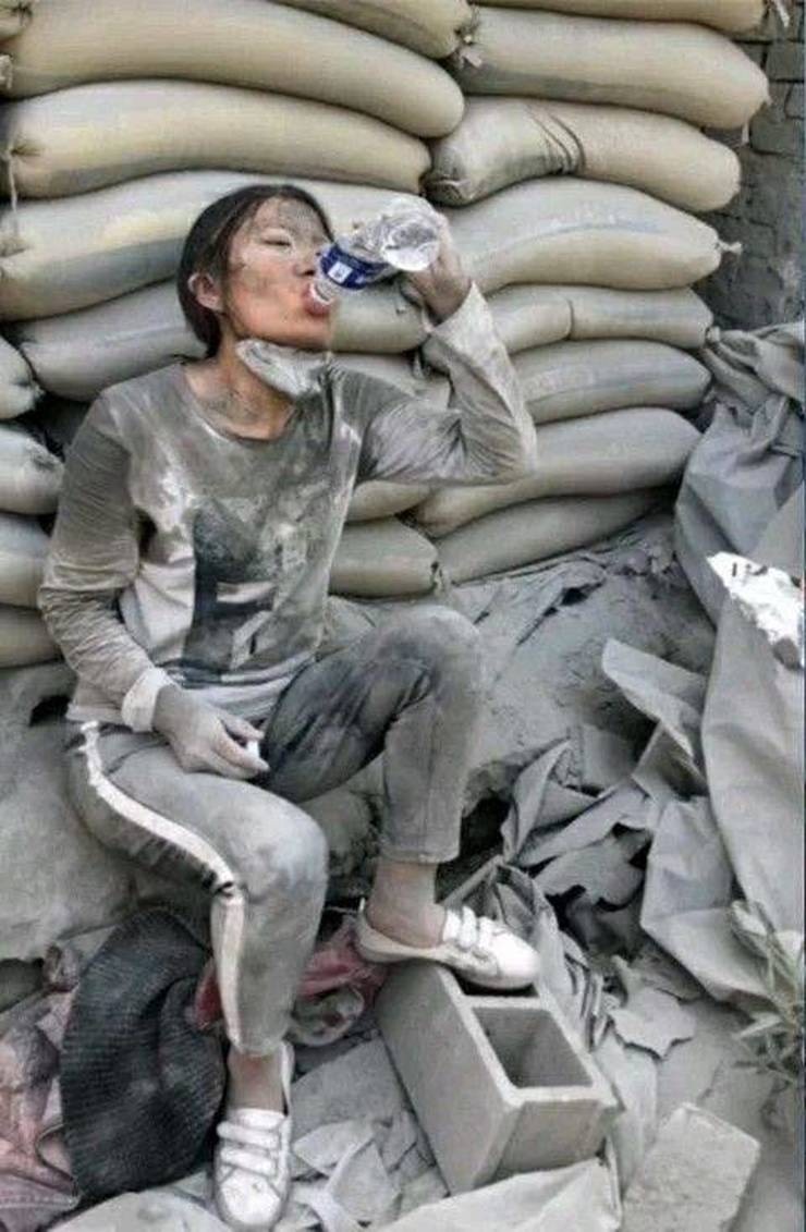 90后水泥妹:换装后容貌惊艳 干起这活来 让人很心酸