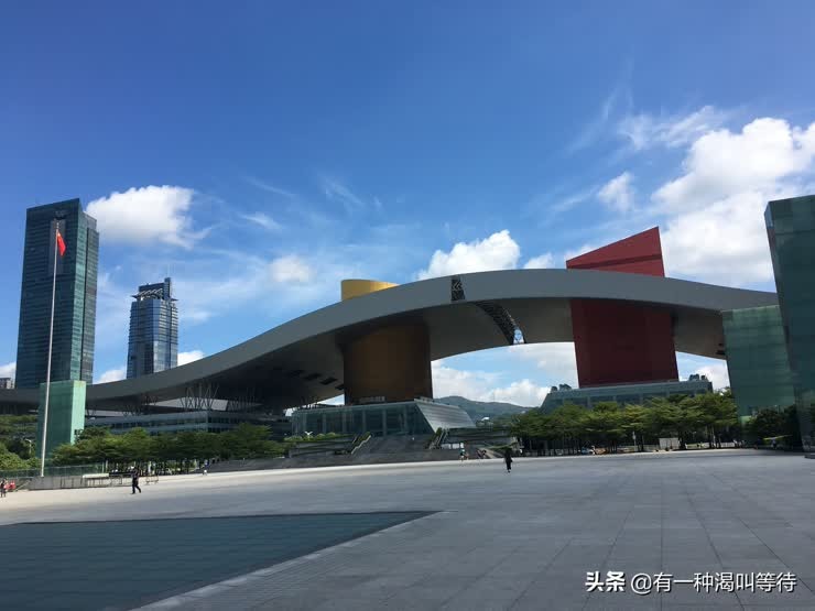 其建築形象如大鵬展翅,氣魄宏大,象徵深圳市在建設現代化國