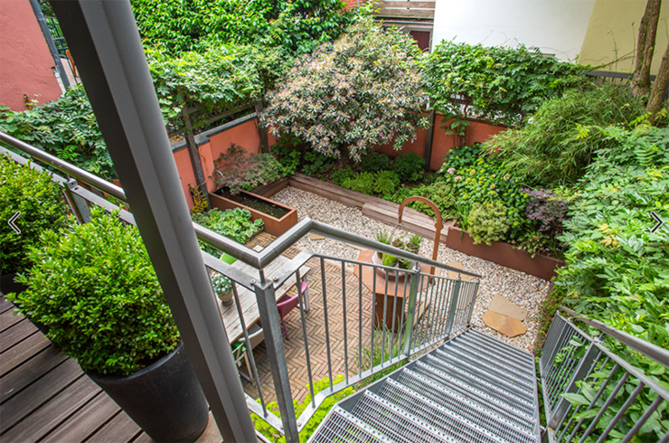 一个住宅两层庭院花园,钢结构楼梯架构起两个花园