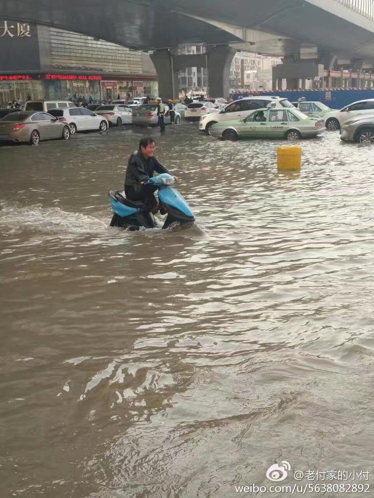 郑州花园路农业路遭水淹 市民被困