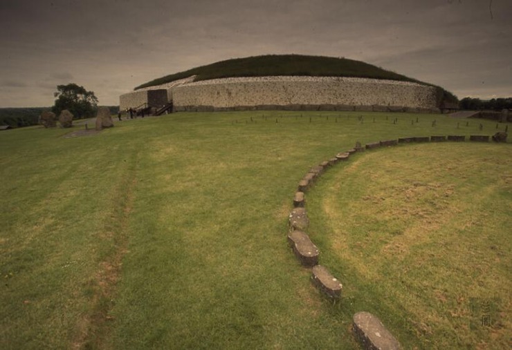 野外突然出现圆形大土堆 无数专家称它为奇迹!