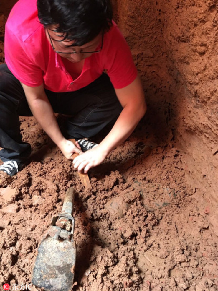 工人施工挖出个神秘洞穴