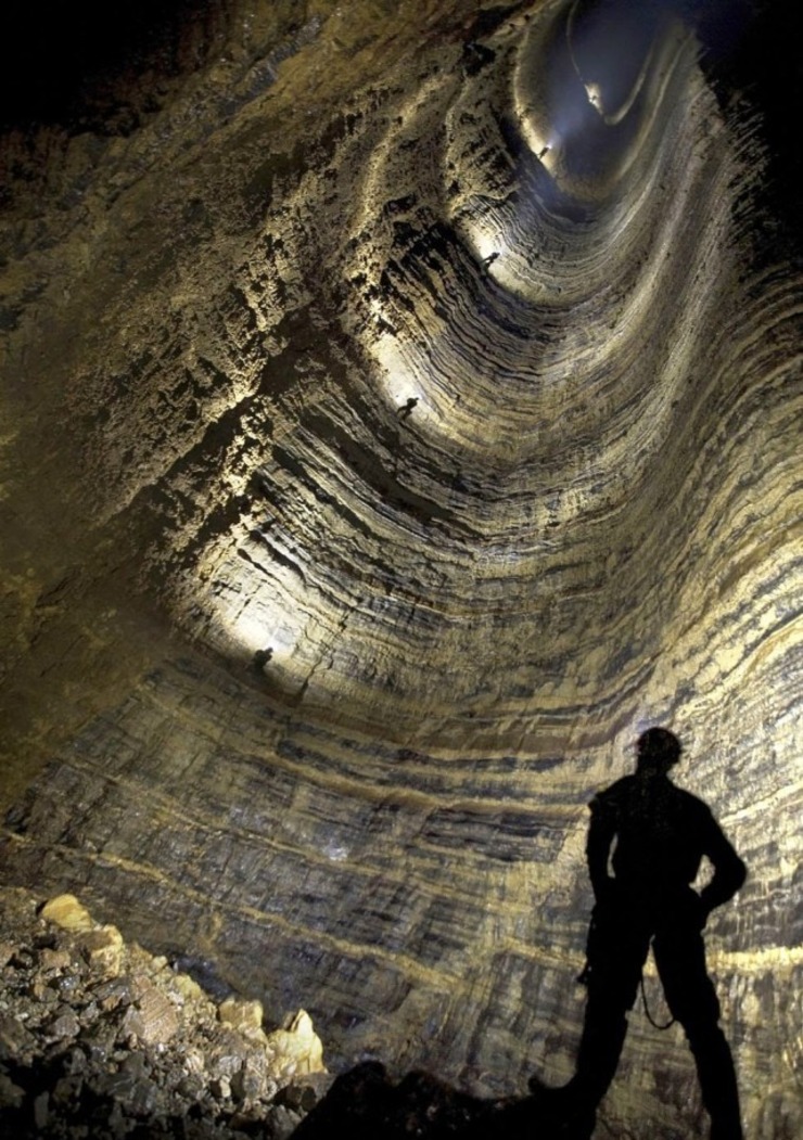世界最深的洞穴:能吞下6个埃菲尔铁塔!深度是个谜!