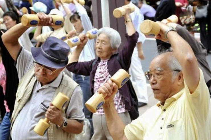 日本老人人口最新_日本70岁老人与90后(2)