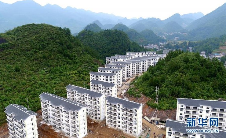 当日,湖北省恩施土家族苗族自治州宣恩县沙道沟镇松坪易地扶贫扒è