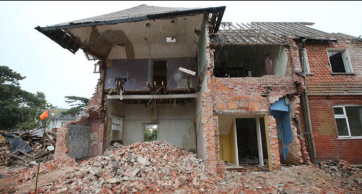 工人拆房坚持不破坏墙面被笑是傻子 知道真相后震惊