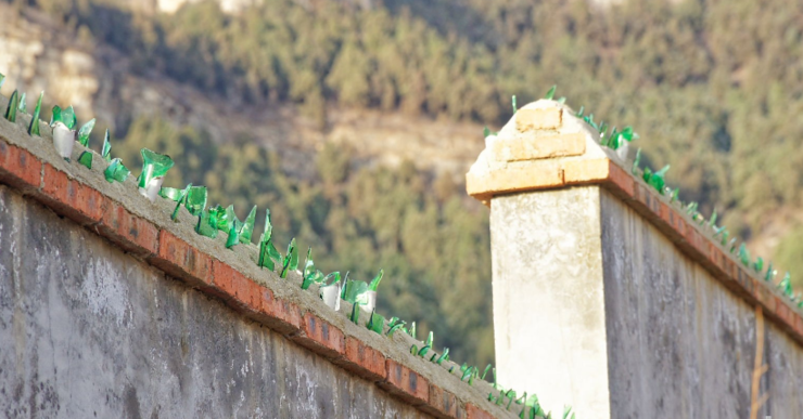 农村院墙上插满碎玻璃用来防盗 ,可摆满酒瓶子为啥?