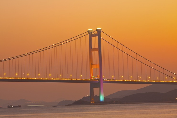 香港这座大桥成为陆地,海洋和天空的景观