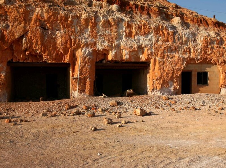 夏季沙漠地表温度高达52度 这里的人都躲进"地下城"