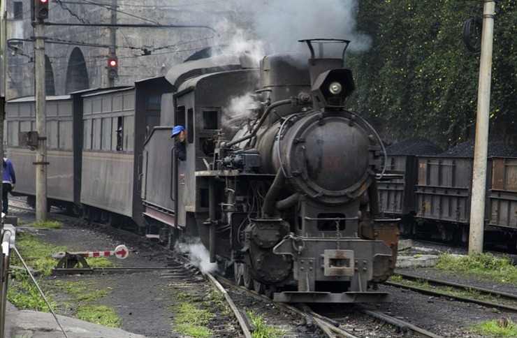 穿梭在村庄中的蒸汽火车