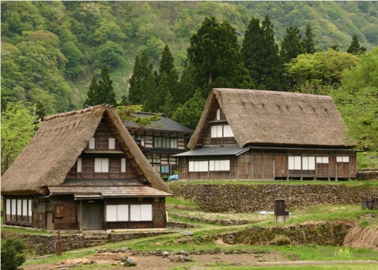 合掌造是日本农村传统民居的一种建筑方式,为木造建筑,不用一根钉子