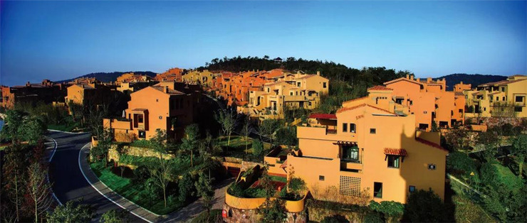 良渚文化村位于余杭区良渚组团核心区,距离杭州市中心16公里,距离良渚