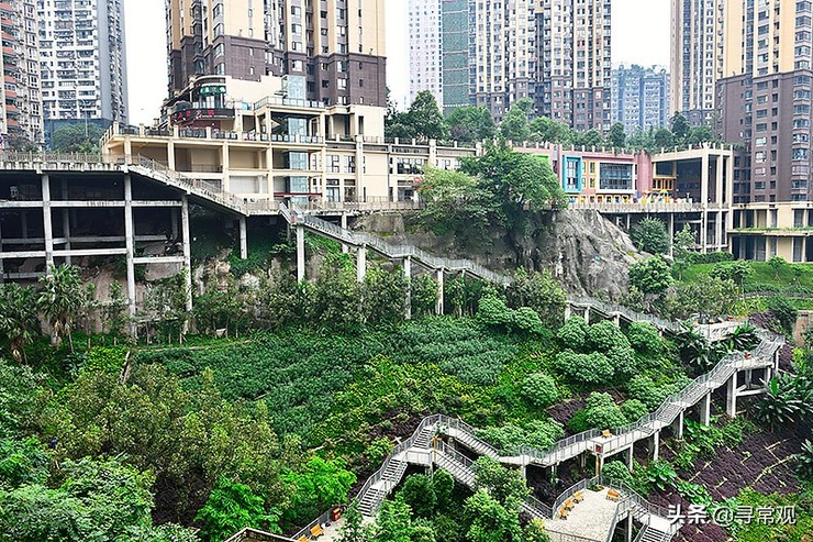 重庆这个"地狱小区",楼下是座山,还有栈道