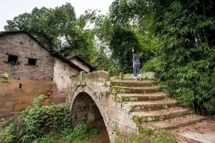 龙眼桥 修建于西沱镇云梯街临江的小溪上 为单孔石拱桥，建于明末清初 南城寺