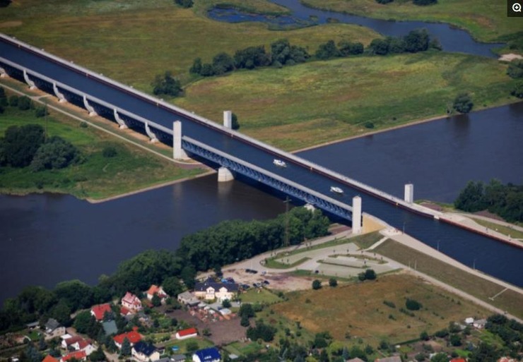 图为德国马格德堡水桥,全长918米,连接着德国两条重要的航运运河