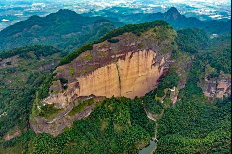 大红岩景区里分布着大小不一、深浅不同、千姿百态的丹霞洞穴。其洞之多，其形之奇，堪称天然的丹霞洞穴博物