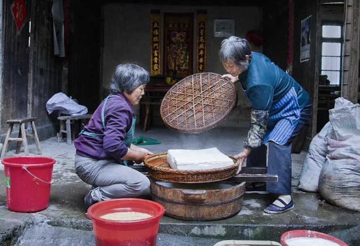 这里的美食乡味，从山野到农家，汤包、芋饺、竹筒饭，每一口都是扎实的“落胃”（来源： Feekr旅行）