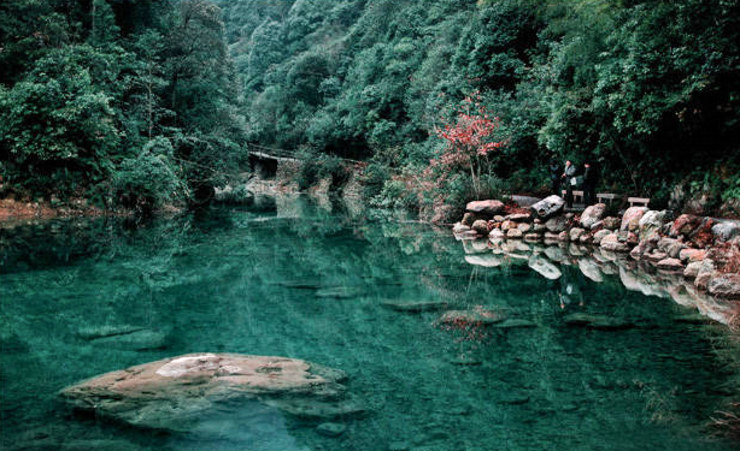 长长的悬空吊桥连接着山峰，如果遇上山雾笼罩的天气，随手一拍就是末日大片，妥妥占领朋友圈点赞榜首。（来