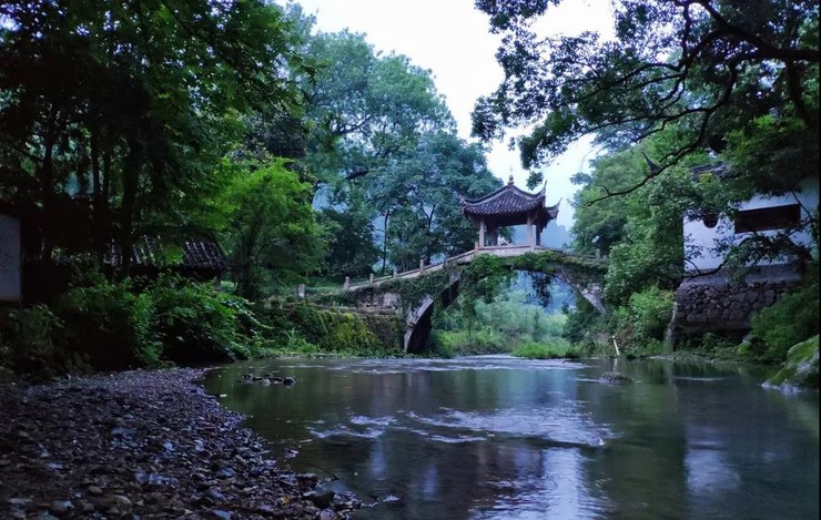 在距武义县城10公里的群山幽岭之间，这里有一片不同于一般的古村落，堪称明清古民居建筑博物馆，宛如一幅