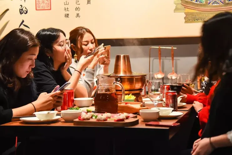 △被连锁美食品牌包围的大城市，吃的是流水线制作的味道。（图/图虫创意）