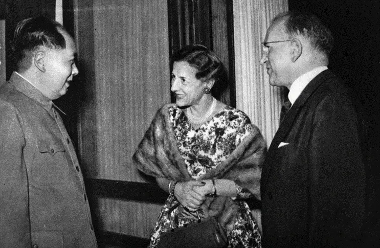 ·1957年，毛主席接見來訪的法國前總理富爾及其夫人。