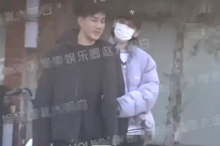 刘恺威李晓峰被曝一起做核酸 搭肩牵手热聊举止亲密