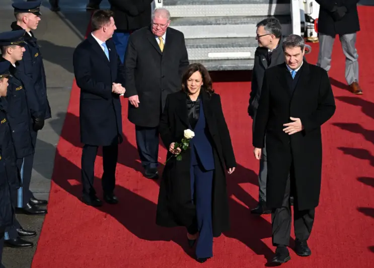 2 月 16 日，美国副总统卡哈里斯抵达德国弗赖辛附近参加慕尼黑安全会议。