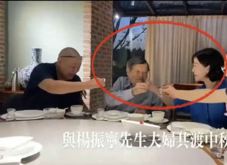 杨振宁100岁生日宴状态不佳，靠娇妻翁帆搀扶，翁帆红裙气质佳-杨振宁及妻子与翁帆