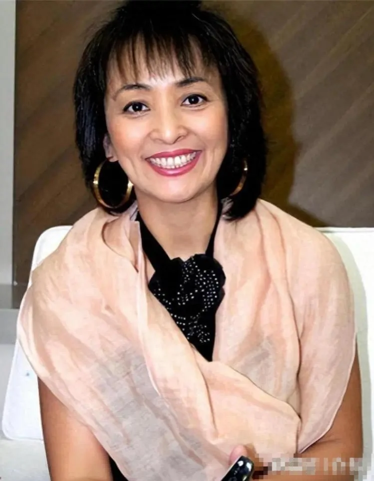 李勤勤现状：62岁很显老，生活简单低调，35岁混血儿子还没结婚