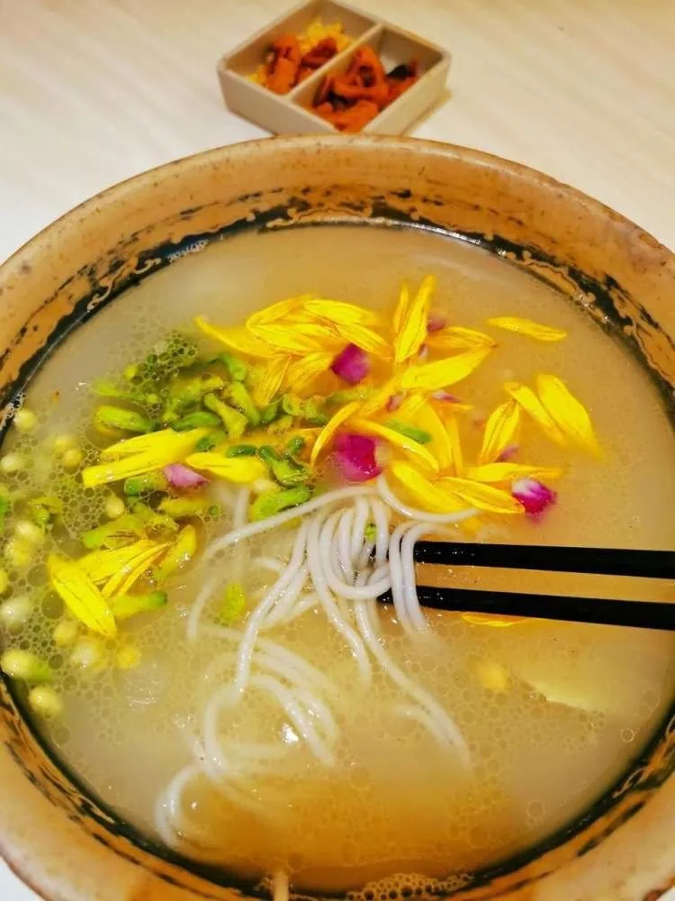 鲜花过桥米线（图/图虫创意）