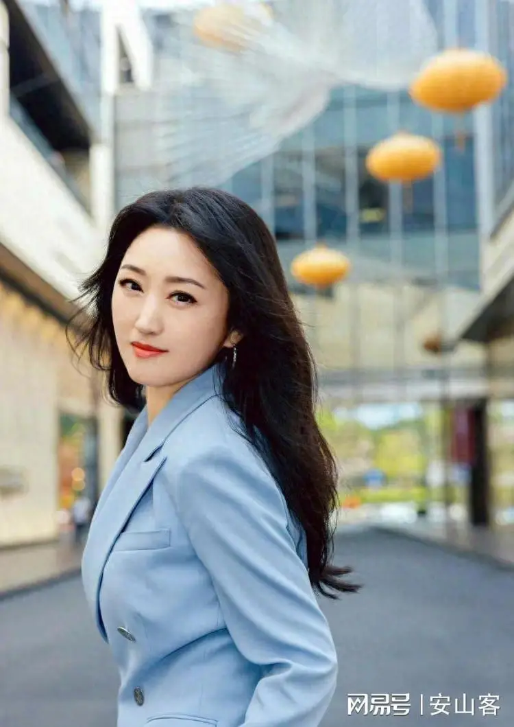 53岁杨钰莹现状：和母亲定居深圳，在豪宅种菜生活惬意，仍未结婚