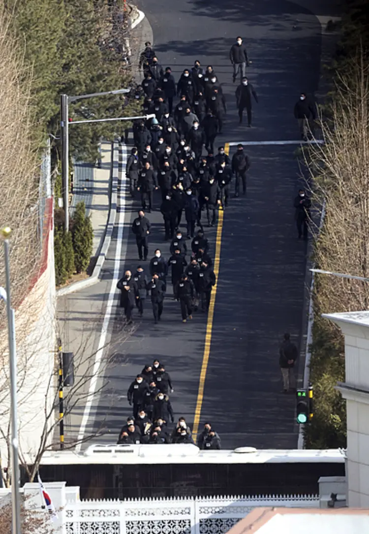 当地时间2025年1月3日，韩国首尔，腐败调查办公室和警察官员离开被弹劾总统尹锡悦的住所。图片来源：视觉中国