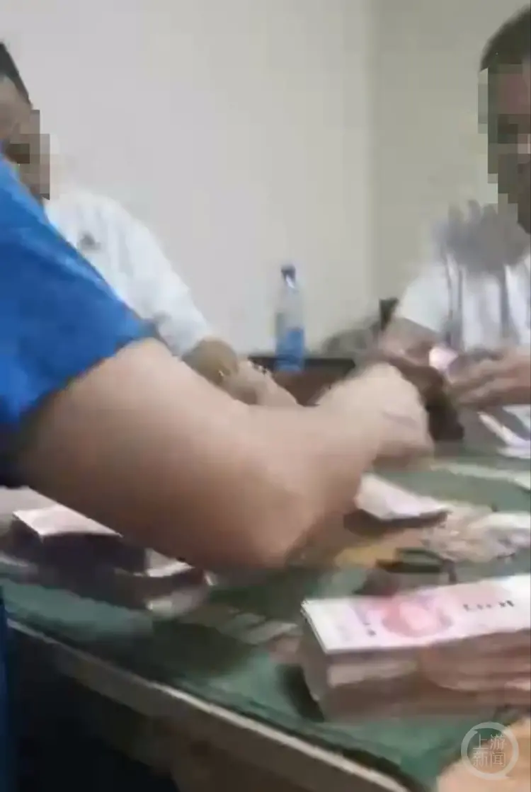 “五人围坐在一起赌博”的视频在网络流传。图片来源/受访者供图