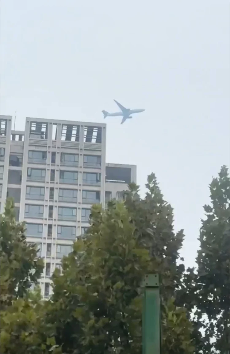 民航飞机悬停空中？物理专家：视觉错觉导致
