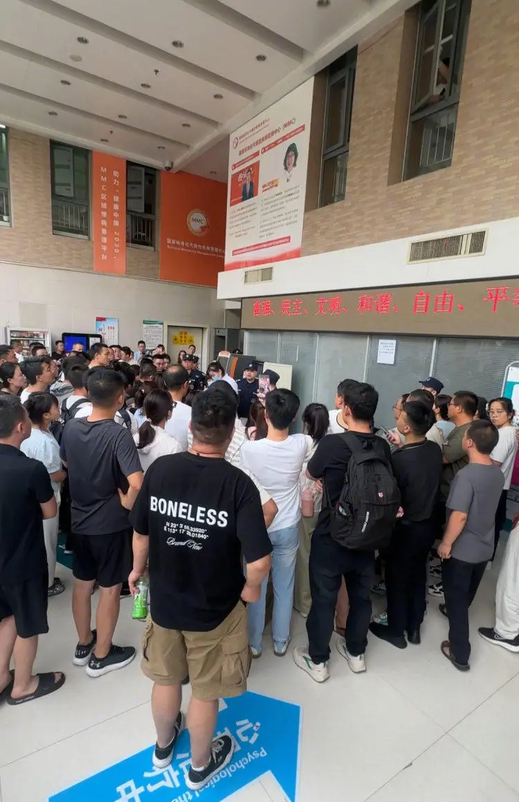 7月6日，西安市中心医院，来自甘肃天水麦积区褐石培心幼儿园患儿的家长等待检查结果。上游新闻记者 贾晨 摄