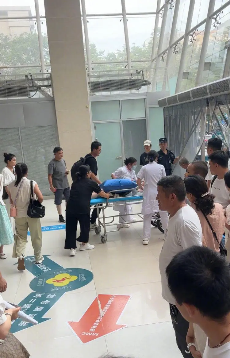 7月6日，西安市中心医院，一名来自甘肃天水麦积区褐石培心幼儿园患儿的家长拿到孩子报告后，情绪激动被紧急救治。上游新闻记者 贾晨 摄