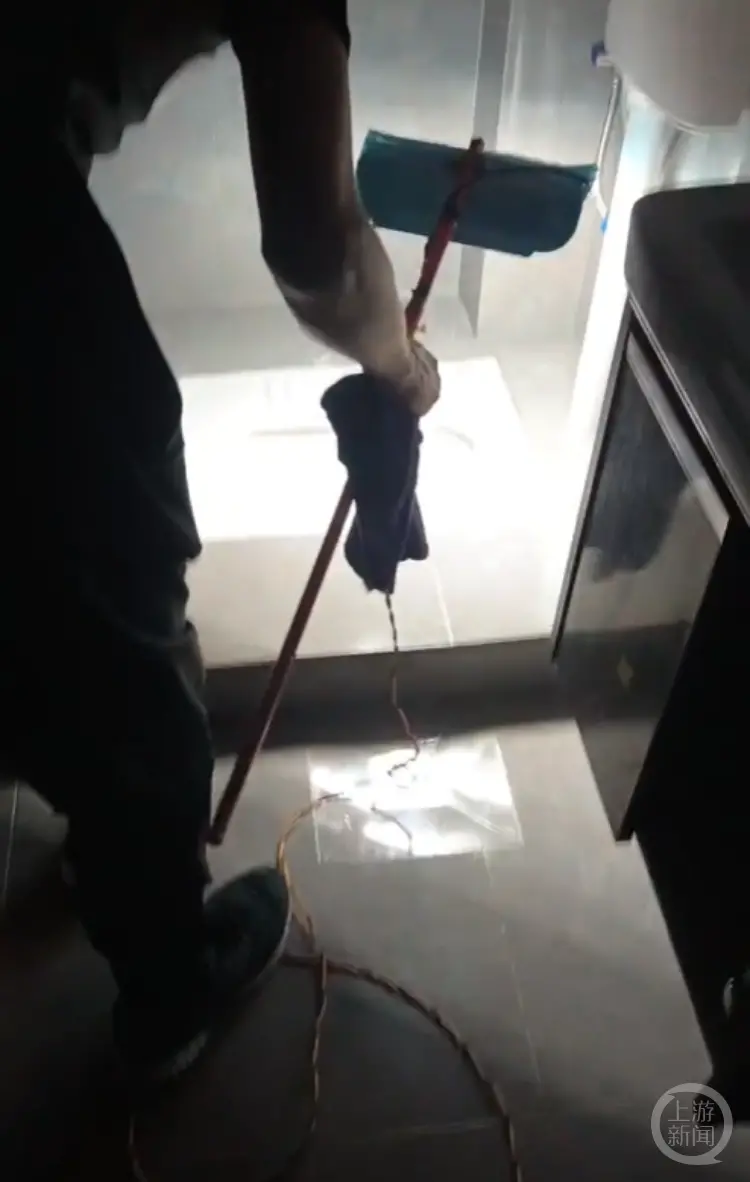 房東郭某某用燈檢查廁所。視頻截圖