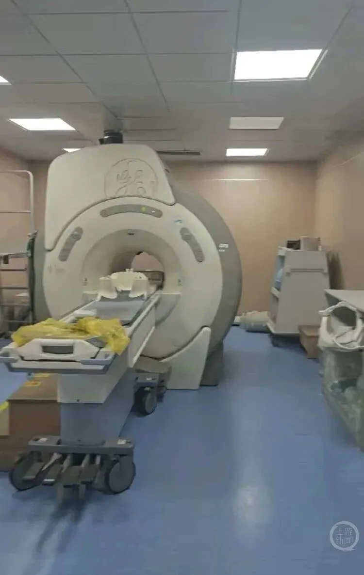 唐先生称被困核磁共振机6小时。图片来源/受访者供图