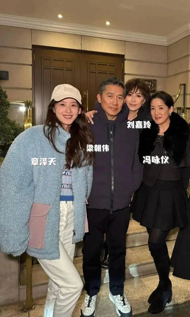 31岁章泽天上唇干裂现身！和梁朝伟夫妇同框姿势太微妙了吧！