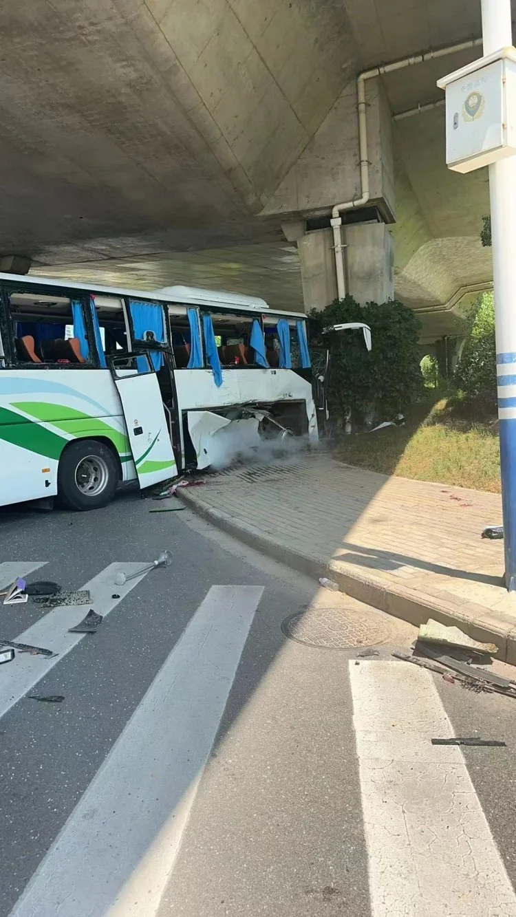 5月10日，南通一輛大巴車與渣土車相撞。受訪者供圖