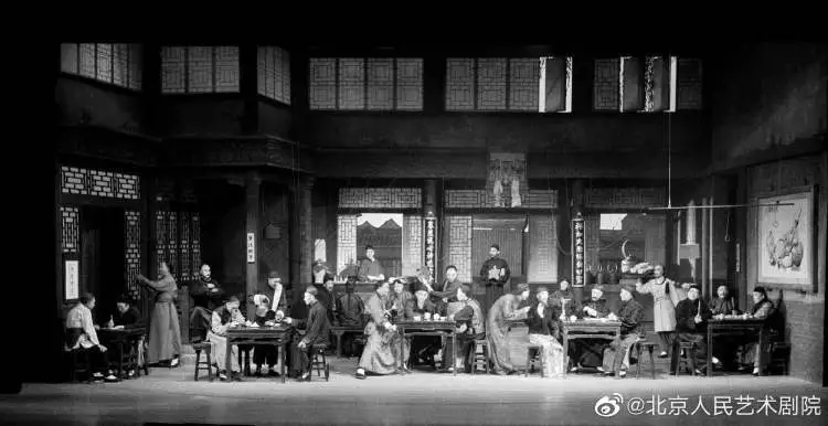 由于是之、蓝天野、郑榕等人艺老一辈艺术家出演的经典话剧《茶馆》剧照。/图源北京人民艺术剧院官方微博
