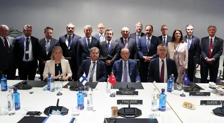 （前排从左至右）瑞典首相安德松、芬兰总统尼尼斯托、土耳其总统埃尔多安和北约秘书长斯托尔滕贝格商定了备忘录内容。图片来源：斯托尔滕贝格推特