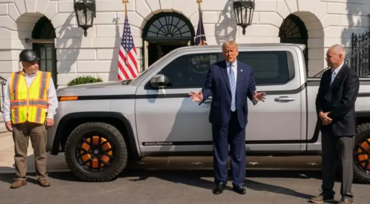时任美国总统的特朗普在白宫为 Lordstown Motors 站台     图片来源：Ken Cedeno 彭博新闻社