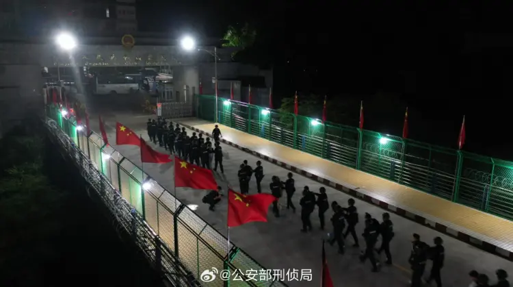 10月14日2349名电信网络诈骗犯罪嫌疑人被移交中方。 图据公安部刑侦局官方微博