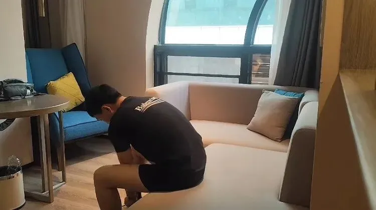 黄晓为跑步换上运动服