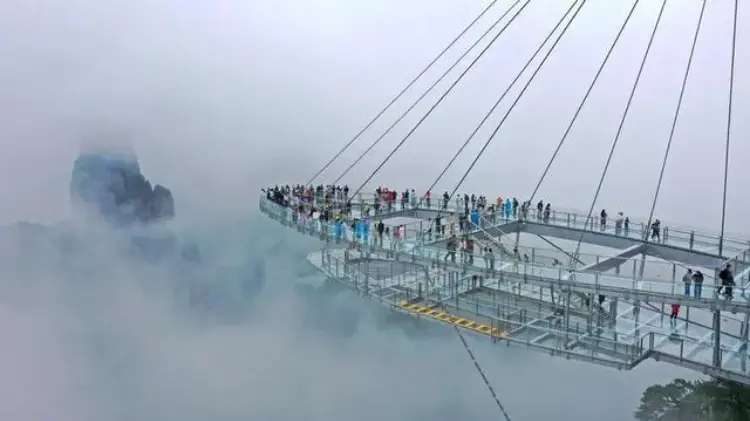 5月1日，仙居县神仙居景区云雾缭绕、美如仙境，吸引众多游人前来游玩。 潮新闻