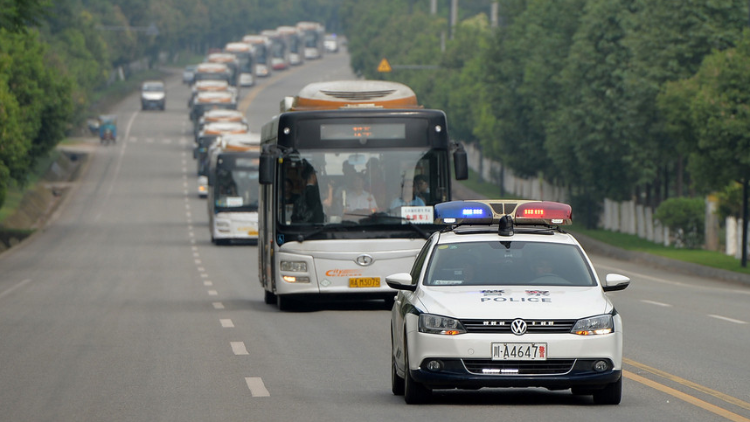 成都:警車開道送考畫面